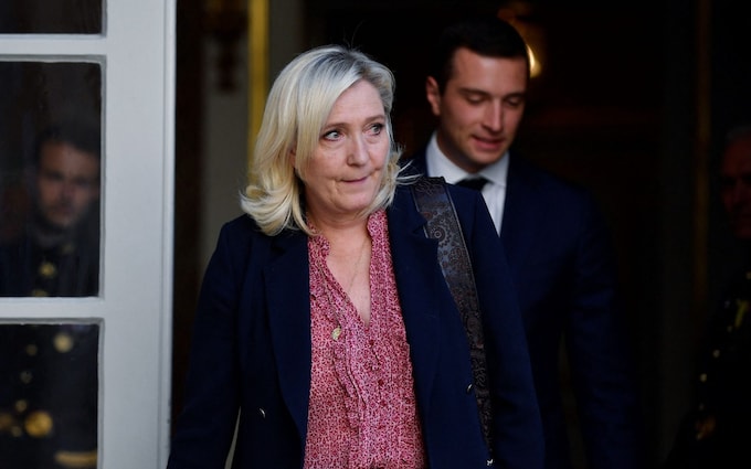 Marine Le Pen Francë Ekstrem i djathtë Dënim Burg 4 vjet burg Ndalim kandidimi 5 vjet ndalim Zgjedhje presidenciale 2027 Fonde evropiane Përvetësim fondesh Parlamenti Europian Gjobë 2 milionë euro Dëmshpërblim 4.4 milionë euro Skandal financiar Politikë franceze Lider politik
