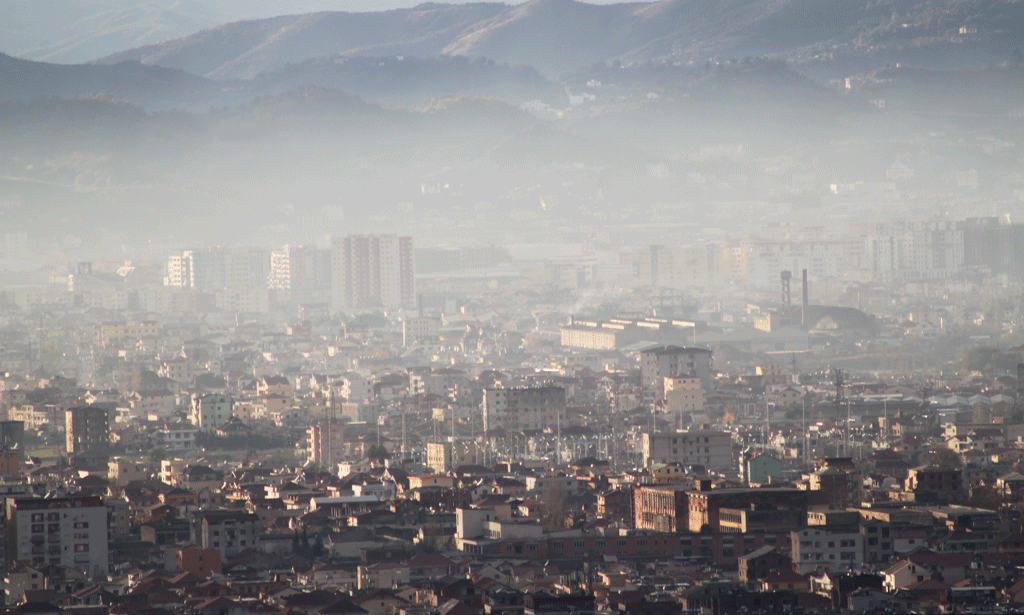 Smog Tiranë Ndotje e ajrit Nivele alarmante Shëndeti i qytetarëve Mjegull e dendur Frymëmarrje Irritime Probleme kronike Ekspertë mjedisi Organizata shëndetësore Pasoja shëndetësore Trafik i dendur Automjete Emisione Gaze toksike Djegie mbeturinash Lëndë djegëse jo cilësore Kushte atmosferike Autoritetet lokale Autoritetet qendrore Masa konkrete Politika Transport publik i gjelbër Ndërgjegjësim Masa mbrojtëse individuale Aktivitete fizike Maskë mbrojtëse Simptoma Angazhim i përbashkët Veprime të menjëhershme Mbrojtje e mjedisit E ardhmja demografike