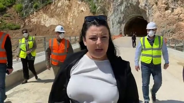 Protestë Hotolisht Elbasan-Qafë Thanë Belinda Balluku Takim i paralajmëruar Mungesë përgjigjeje Bllokim rruge Shembje shtëpish Tunel Kompensim Toka Çmim Zemërim banorësh Bojkot zgjedhjesh 11 maj