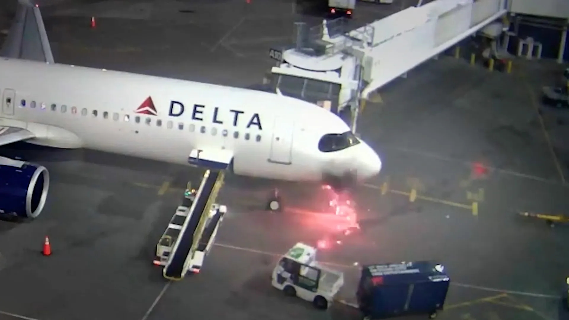 ShBA Orlando Aeroporti Ndërkombëtar i Orlandos Delta Air Lines Avion Airbus A330 Flakë Motor avioni Shpërthim Evakuim Pasagjerë Ekuipazh Siguri aviacioni FAA Atlanta Incident