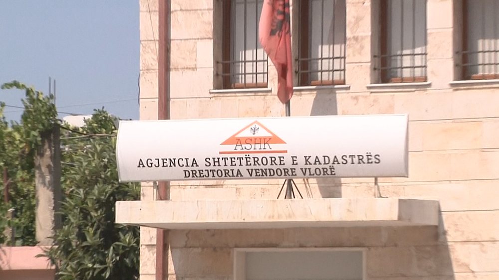 Kadastra Vlorë Ndryshime drejtuesish Paqëndrueshmëri institucionale Genc Deromemaj Partia Demokratike Probleme pronash Dorëheqje drejtorësh Rrezik shpërdorimi detyre Paqartësi transparence Vlorë