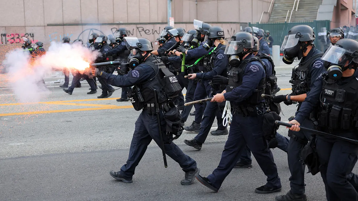 Los Anxhelos Protesta Arrestime emigrantësh Trump Garda Kombëtare Bastisje imigracioni Policia Tom Homan Donald Trump Truth Social Gavin Newsom Karen Bass ICE (Immigration and Customs Enforcement) Konflikt federal-shtetëror