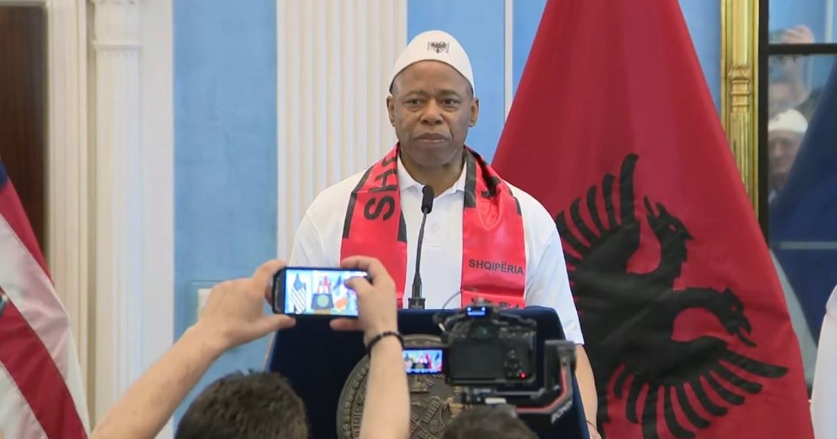 Eric Adams Kryebashkiaku i New York-ut Komuniteti Shqiptar Parada Etnike Shqipëria Kosova Mali i Zi Maqedonia e Veriut Diaspora Shqiptare Flamuri Kuq e Zi Kontribut Kulturor Vizitë në Shqipëri
