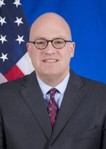 “S’ka vend për panik”: Ish-diplomati amerikan Moore thotë se Serbia nuk guxon të sulmojë Kosovën