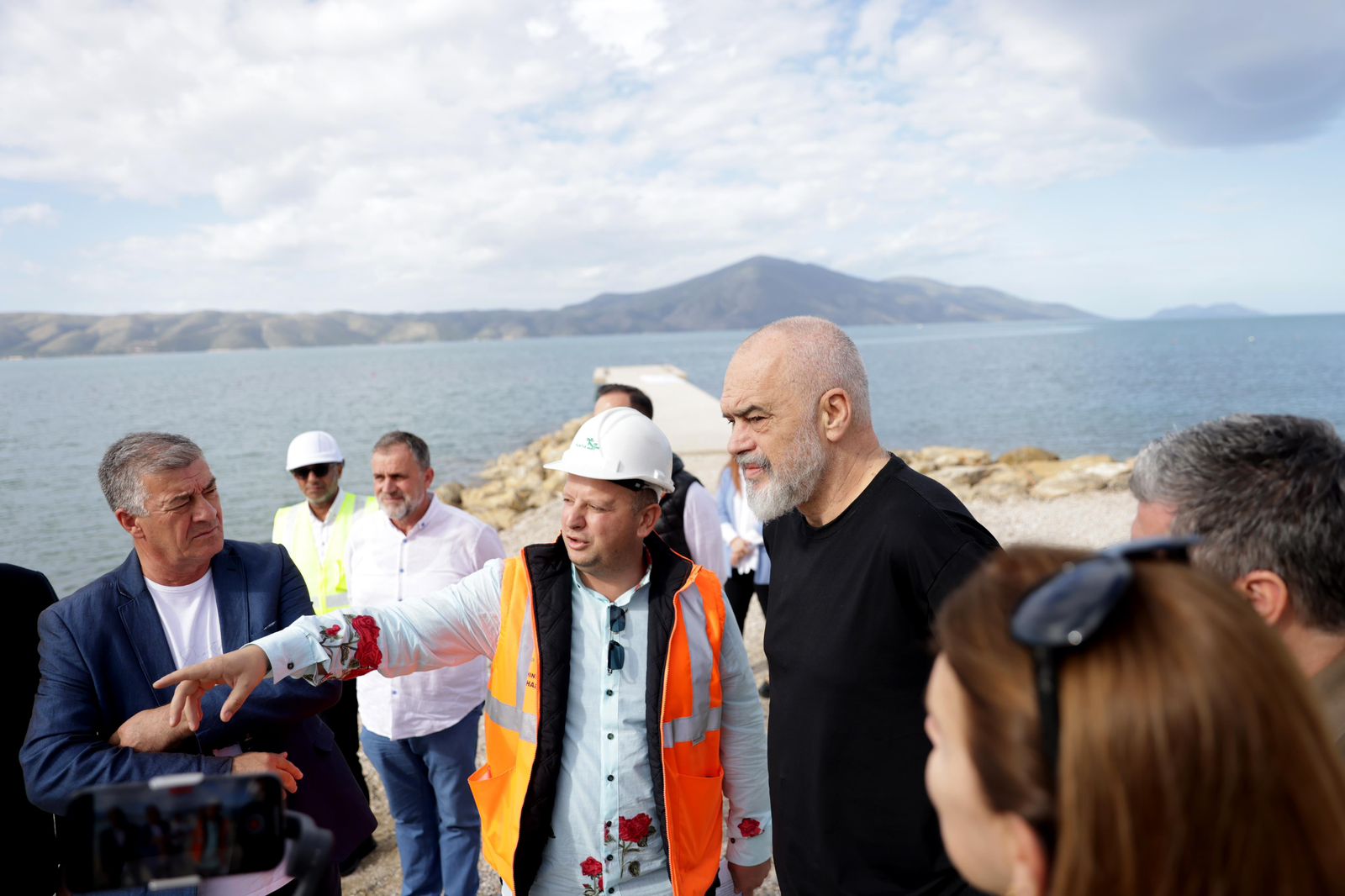 Edi Rama Facebook Plazhe publike Propaganda qeveritare Spille Ankesa qytetarësh Zaptim hapësirash Valbona Treska Bregdet Shqiptar Turizmi në Shqipëri