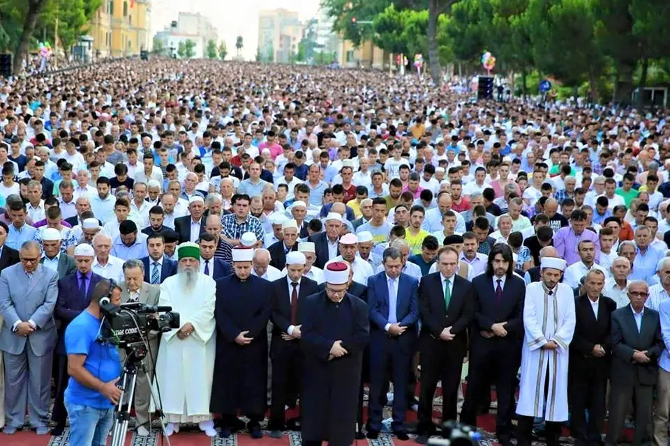 Kurban Bajrami Tiranë Namaz Besimtarë myslimanë Sheshi Skënderbej Kurban Personat në nevojë Paqe Begati Solidaritet