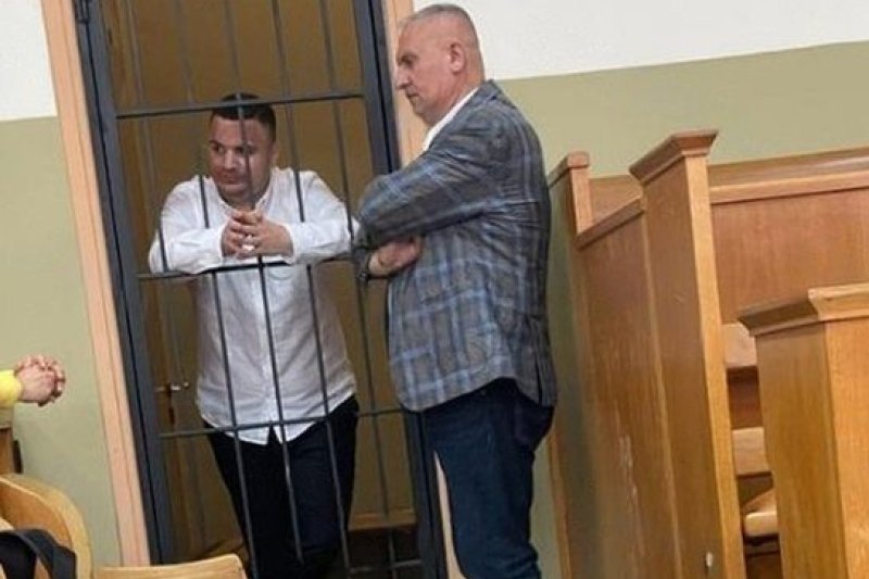 Laert Haxhiu Burgu i Drenovës Celular Kontroll SHKB (Shërbimi i Kontrollit të Brendshëm dhe Antikorrupsion) Masakra e Lushnjës Dënuar me burg përjetë Ekstradim Masa disiplinore