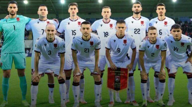 Shqipëria Letonia barazim Botërori 2026 Thomas Strakosha Rey Manaj Antonijs Cernomordijs penallti grupi kualifikues kuqezinjtë pikët në grup FIFA World Cup trajneri Sylvinho kualifikimi në Botëror Andorra Serbia Anglia