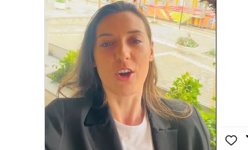 Zegjine Çaushi Gazment Bardhi Kuvend Partia Socialiste (PS) Partia Demokratike (PD) Përplasje politike Ironi Instagram Zgjedhje 11 maji Sali Berisha Opozita