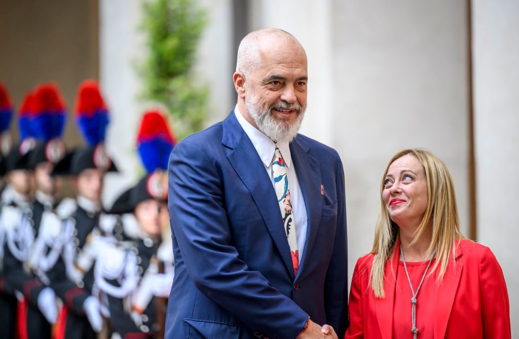 Marrëveshje Shqipëri-Itali Kontribute shoqërore Pensione Edi Rama Igli Hasani Antonio Tajani Sigurime shoqërore Tregu i punës Të drejta sociale Qytetarë shqiptarë në Itali
